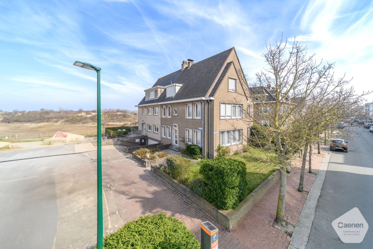 Halfopen woning te koop met vergunde indeling in 3 appartementen – prachtig gelegen met zicht op natuurreservaat, vlakbij het centrum! foto {{pictureIndex}}