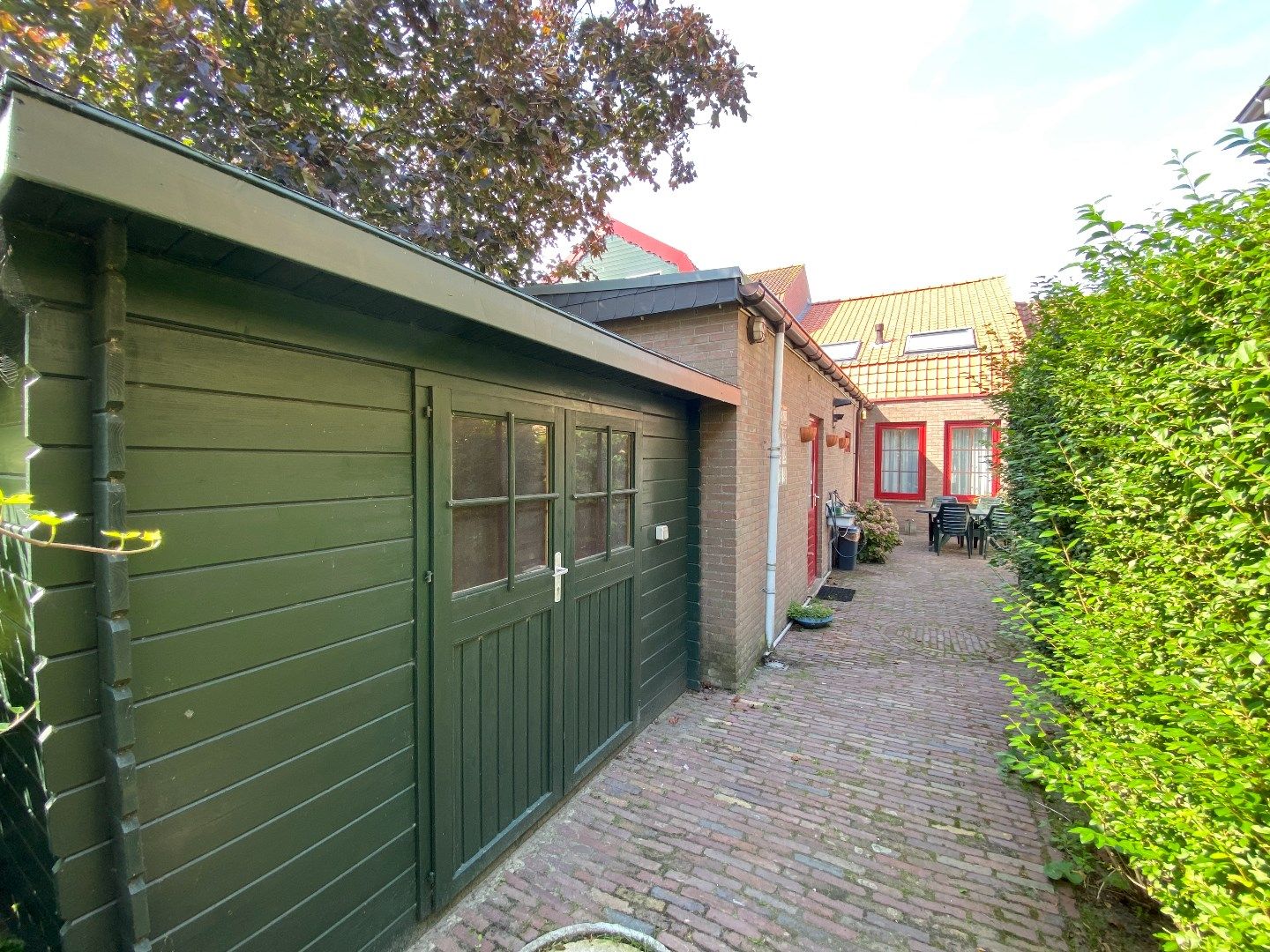 Tussenwoning met groene private tuin foto 16