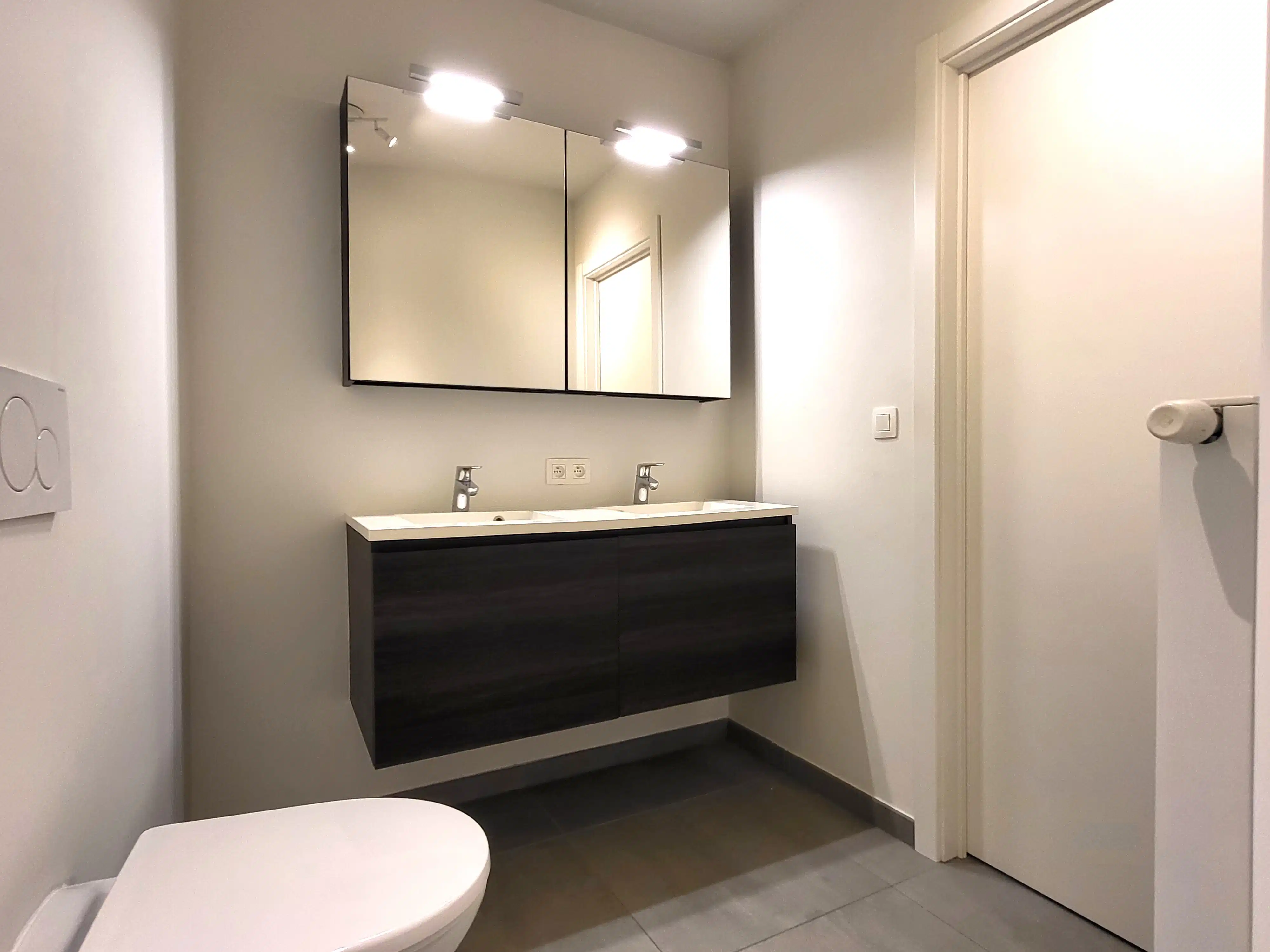 Ruim duplexappartement met 2 slaapkamers, terras en garage gelegen in het centrum van Zottegem. foto 17