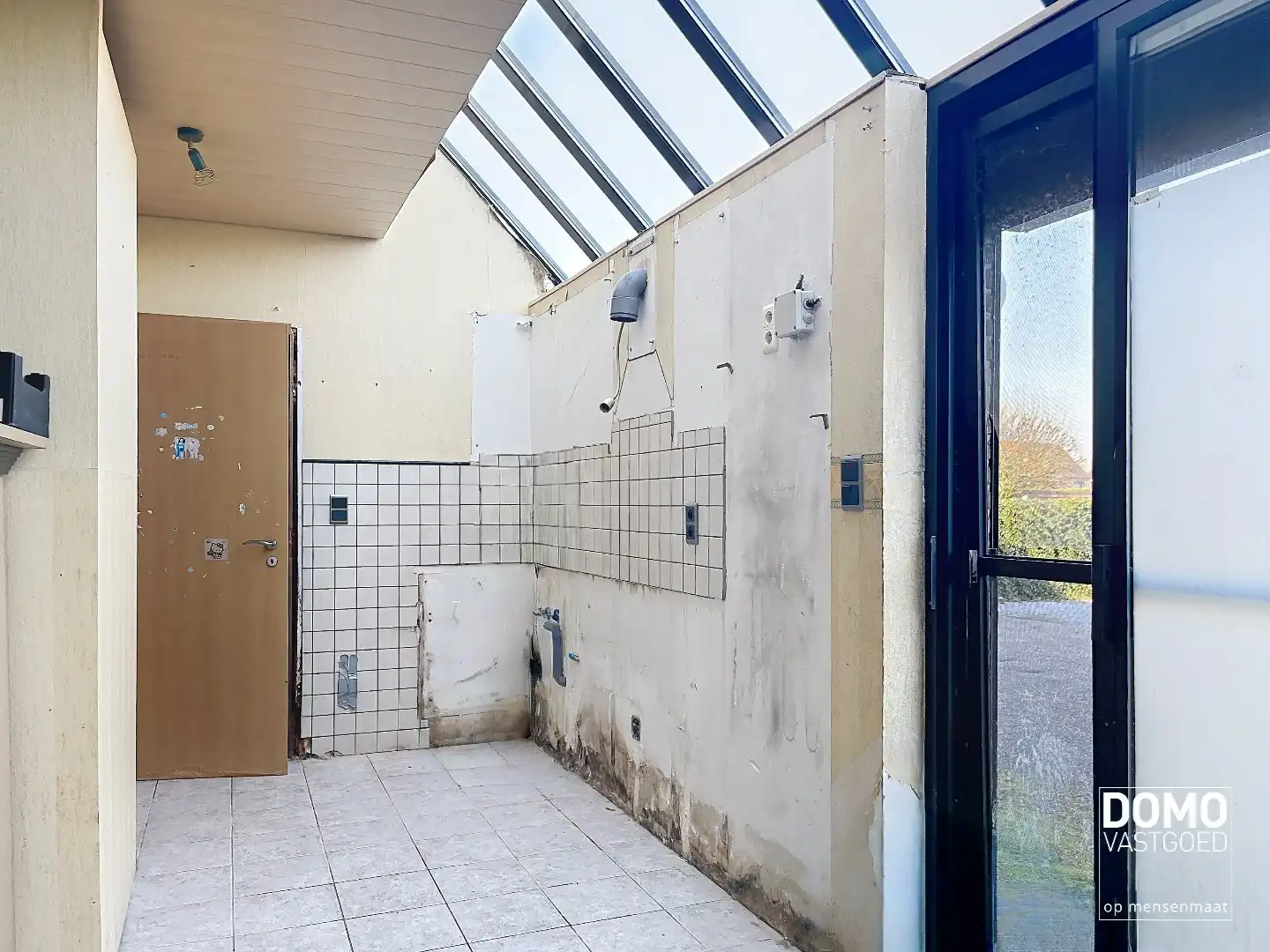 VOLLEDIG TE RENOVEREN HANDELSPAND MET WOONST IN KERMT foto 6