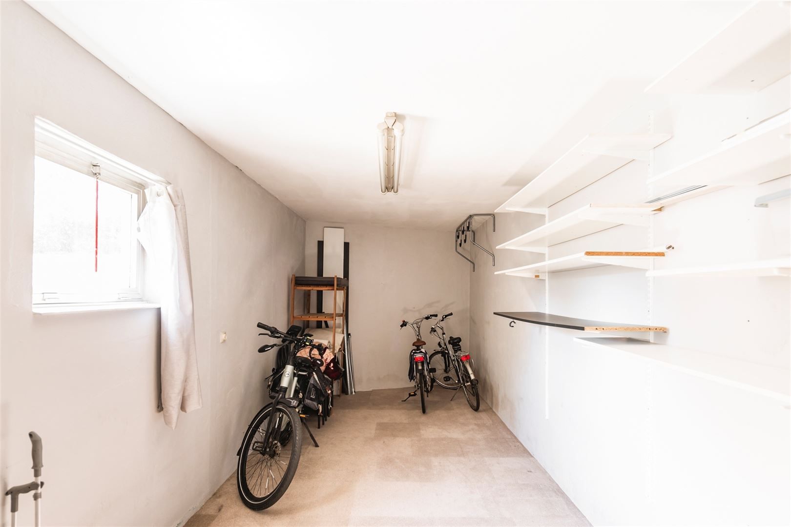 Instapklare woning met zeer grote garage en oprit foto 24