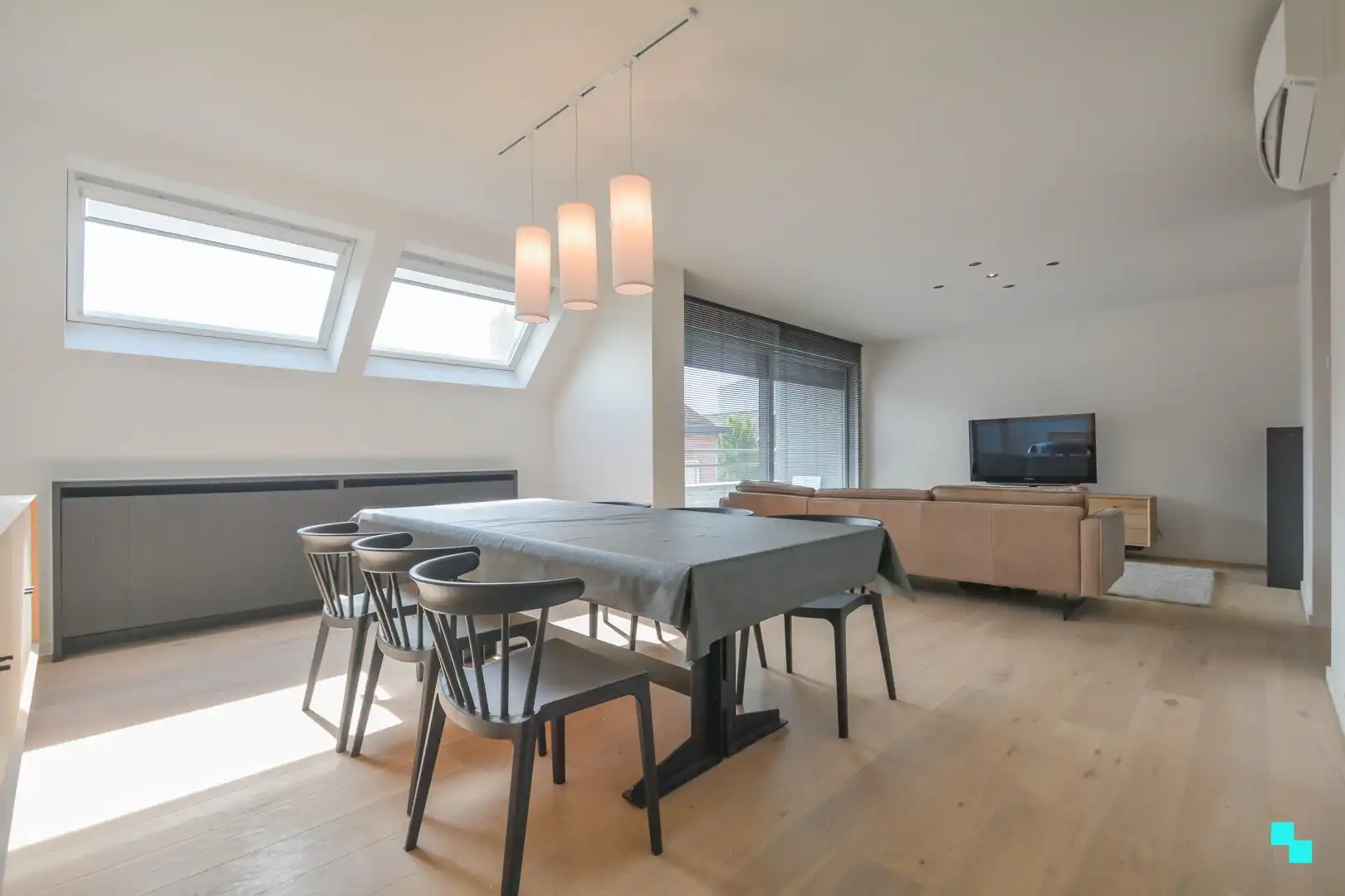 Ruim, instapklaar appartement nabij centrum Emelgem foto {{pictureIndex}}