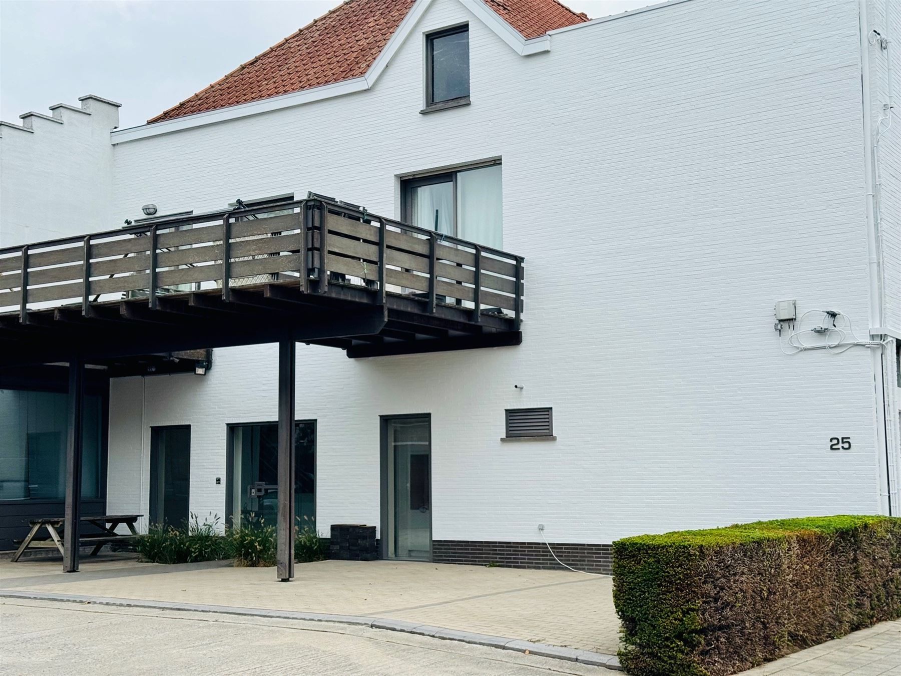 Ruime handelsruimte/kantoorruimte  en opslagkelder foto {{pictureIndex}}