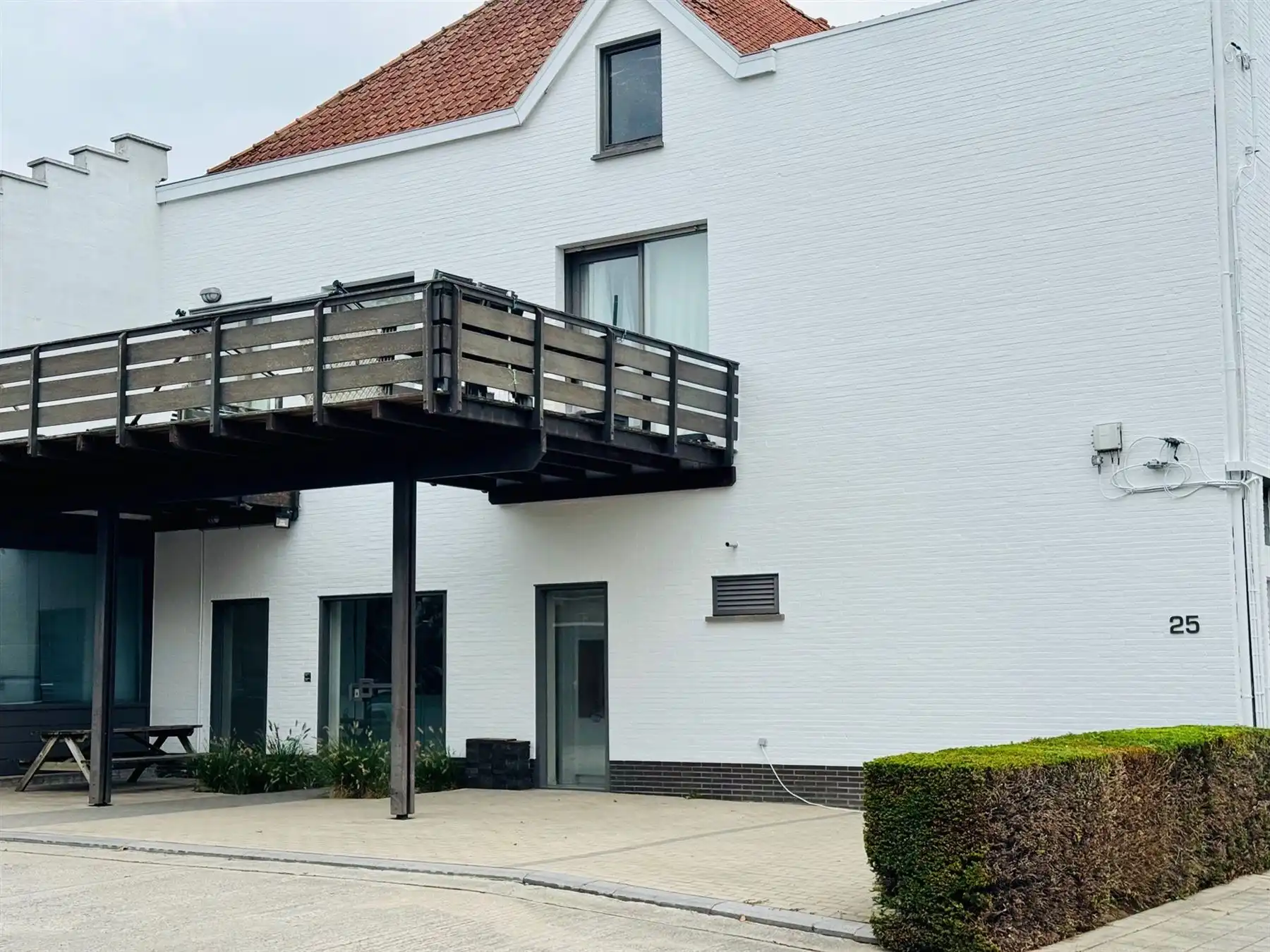 Ruime handelsruimte/kantoorruimte  en opslagkelder foto {{pictureIndex}}