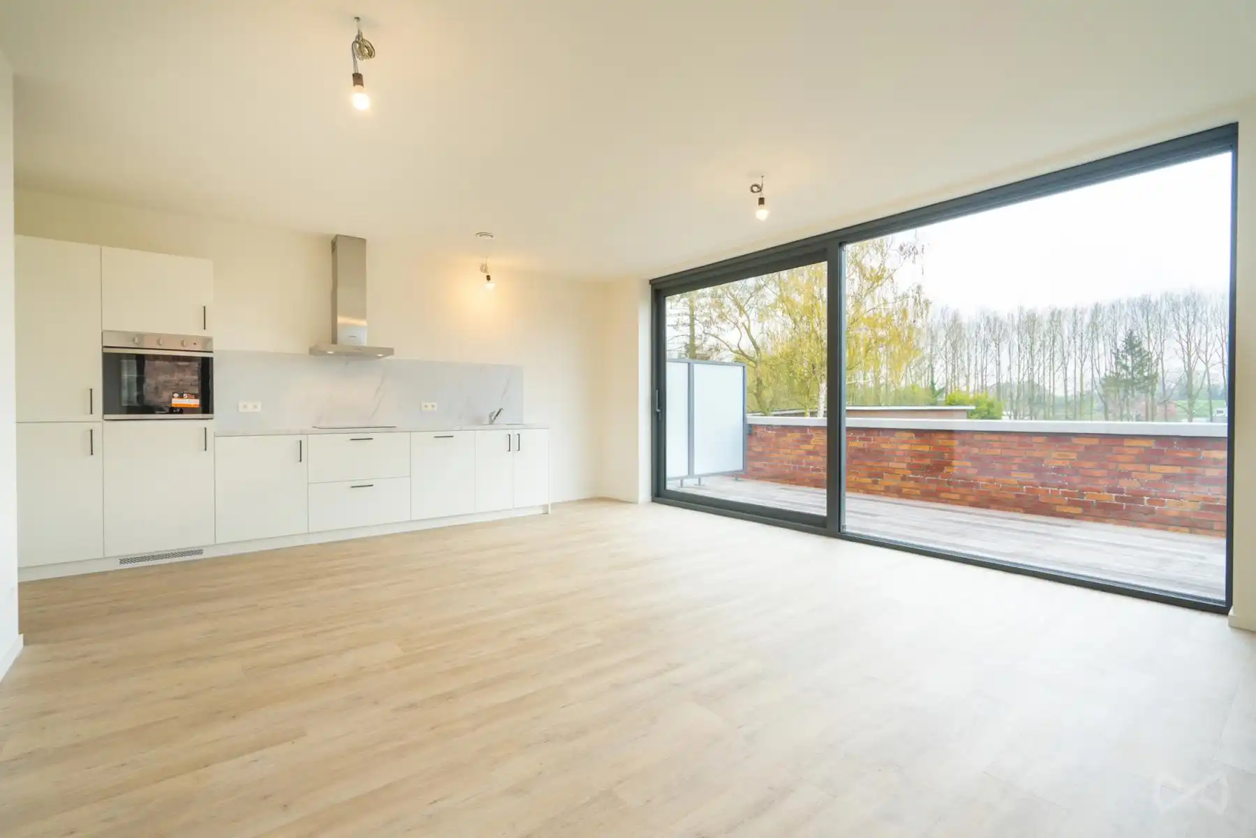 Nieuwbouw met terras en staanplaats  foto 2