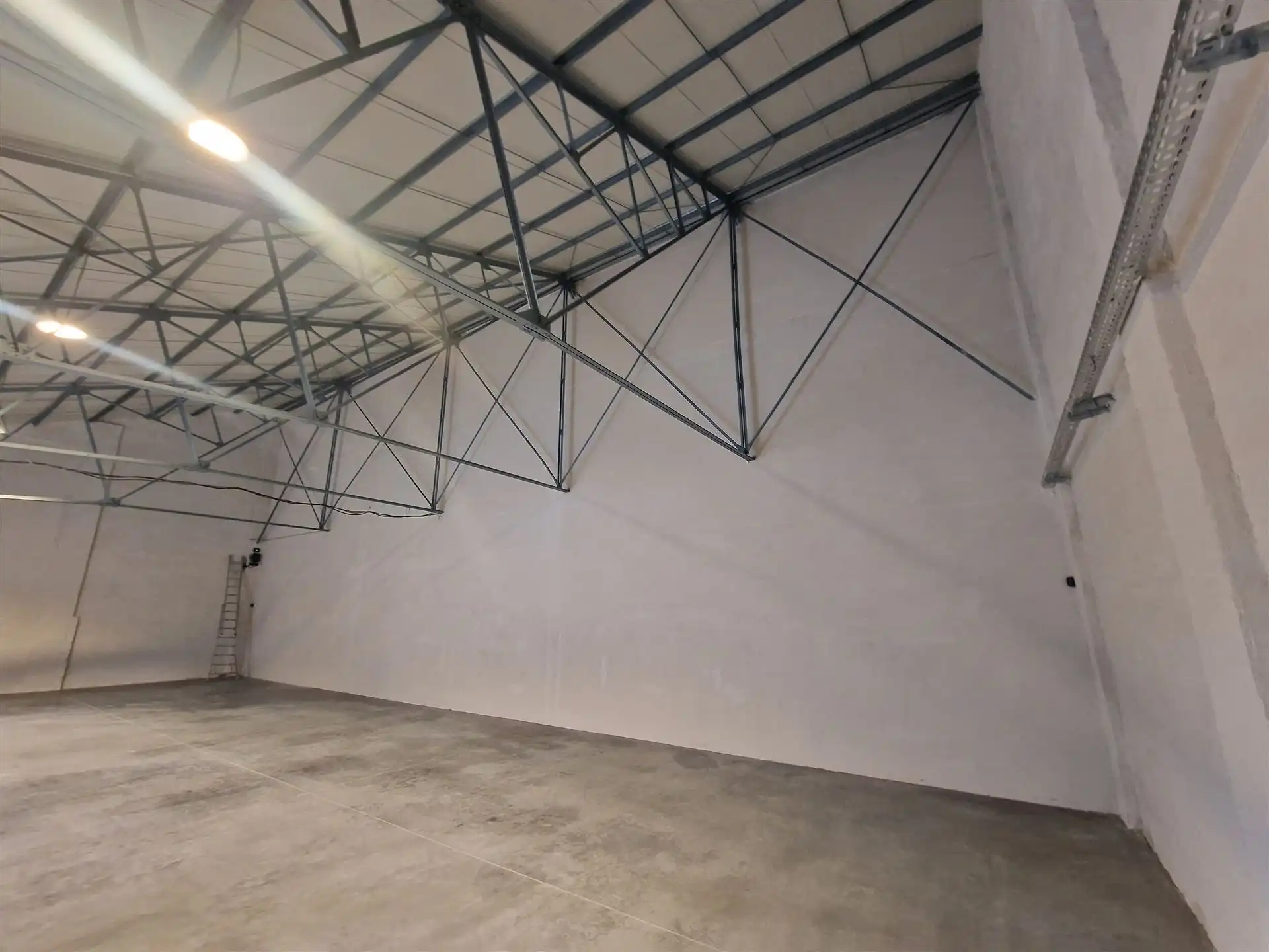 MULTIFUNCTIONEEL MAGAZIJN TE KOOP foto 9