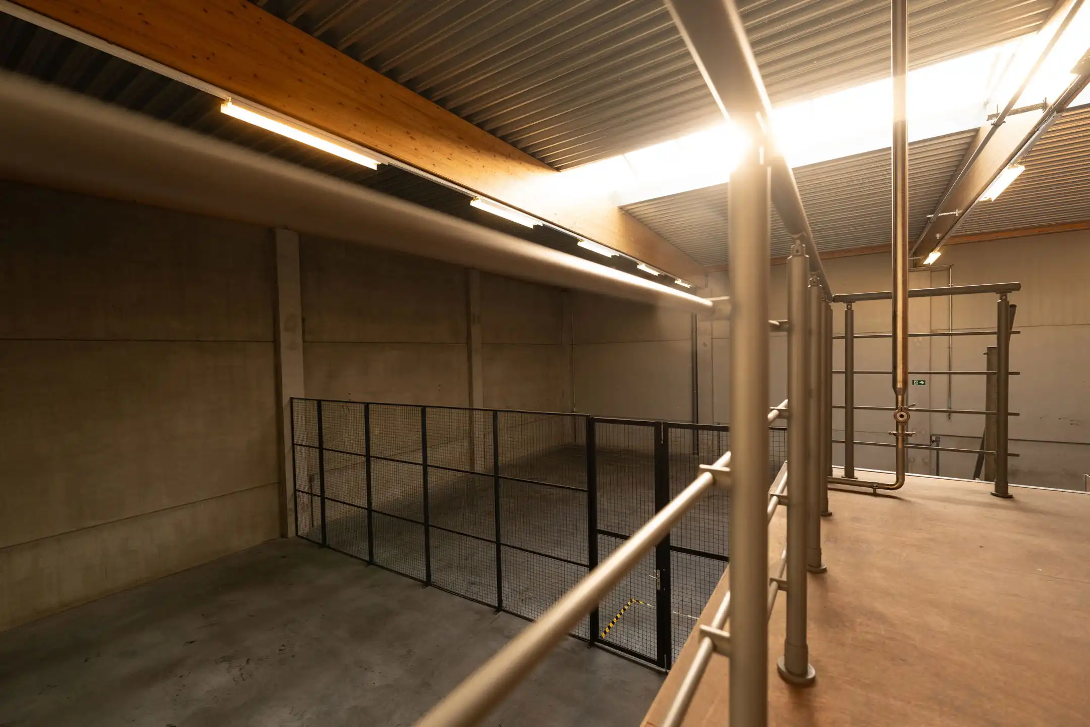 Te huur: bedrijfsunit met 360 m² magazijn en 144 m² kantoor foto 11