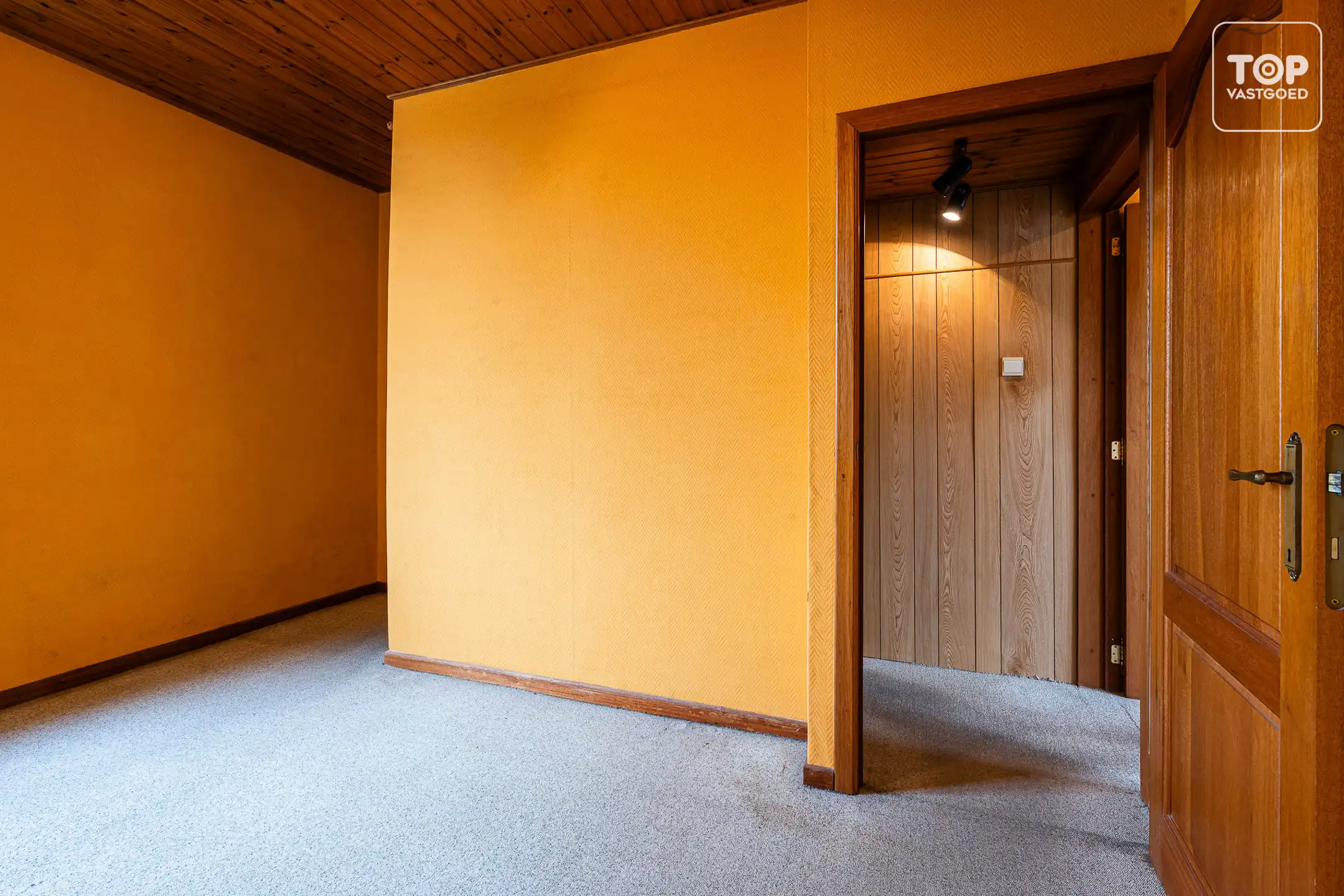 Woning met 2 slaapkamers, zolder en buitenkoer op een steenworp van het historisch centrum.  foto 14