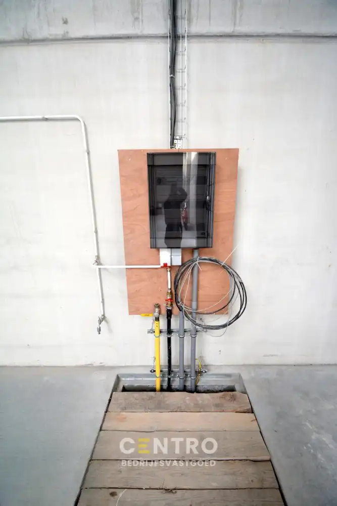 Zeer degelijk MAGAZIJN/WERKPLAATS (266m2) met hoge elektrische sectionaalpoort, toilet en 2 private parkeerplaatsen voor de deur. foto 9