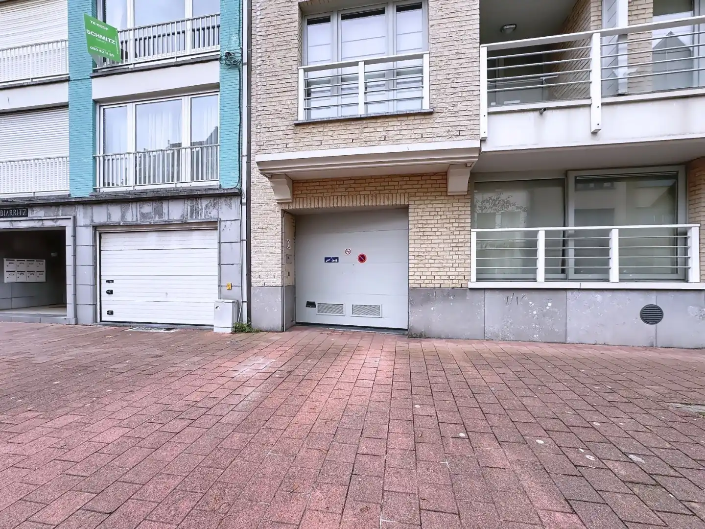 Centraal gelegen en makkelijk in te rijden dubbele autostandplaats foto 3