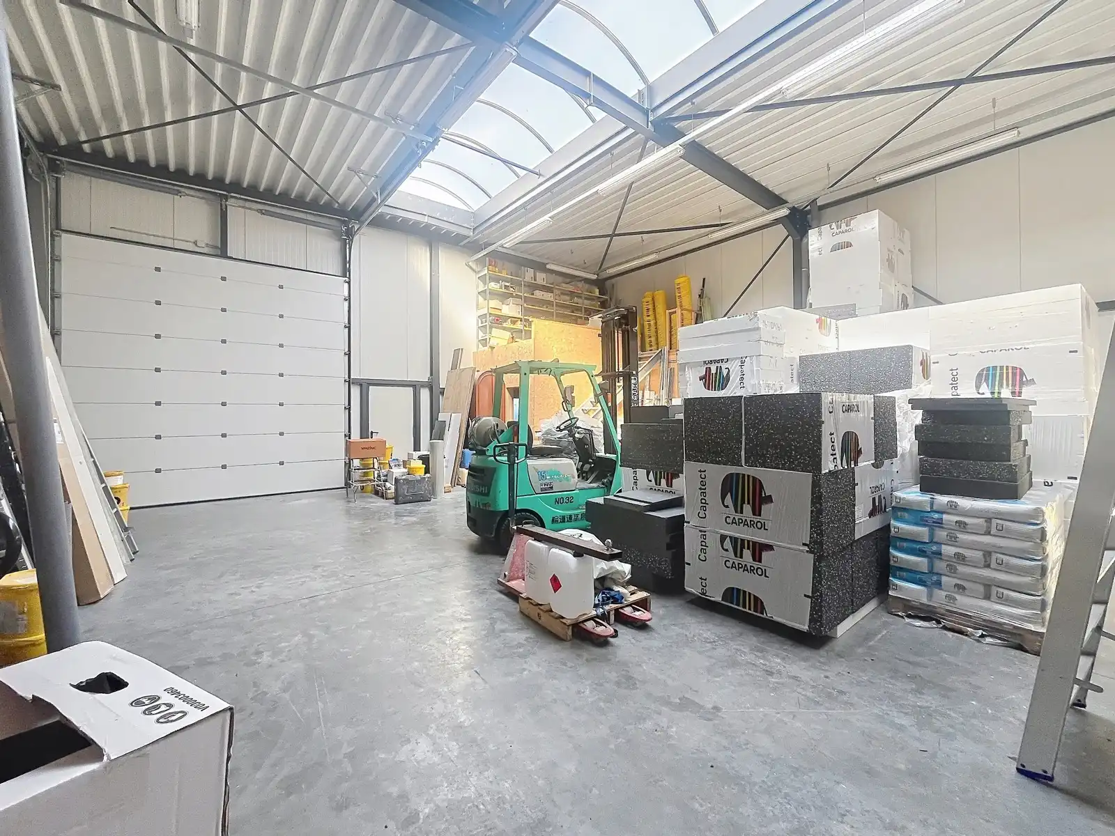 Centraal gelegen, Bouwgrond + Magazijn (144 m²) ! foto 4