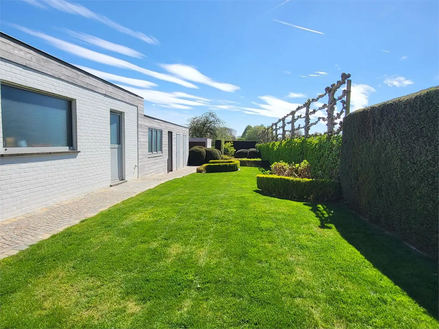 Deze ruime en uitstekend onderhouden villa-bungalow op een perceel van 1.264 m² combineert comfort, functionaliteit en een aangename woonbeleving met een zuidgericht terras en een prachtig aangelegde tuin met zwembad en badhuis. foto 29