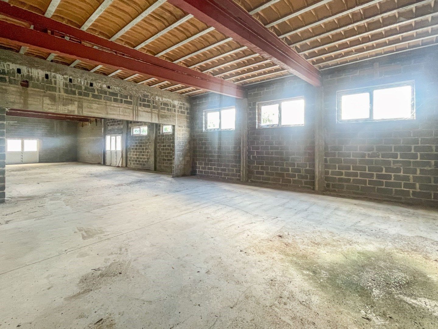 Ruim atelier (340m²) met woonst! foto 5