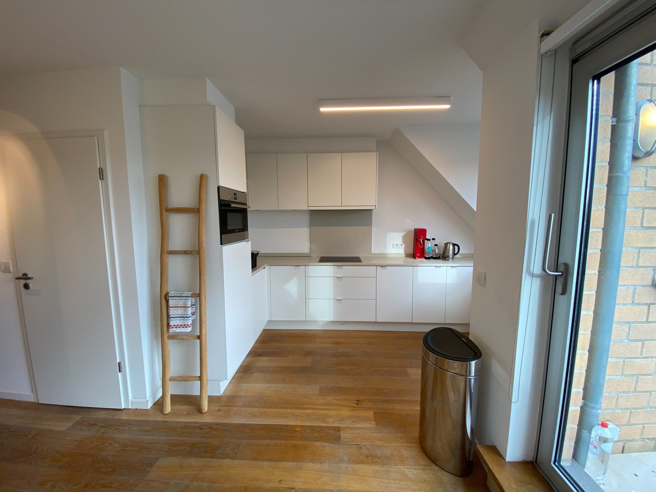 GEMEUBELD - Duplex appartement met 3 volwaardige slaapkamers en twee ruime zongerichte terrassen met open zichten, gelegen aan de zonnekant van de Lippenslaan.  foto 7