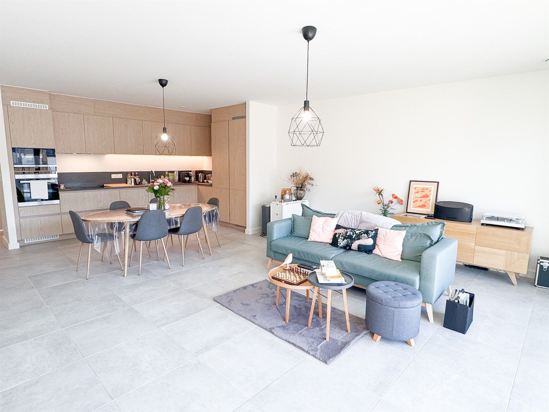Lichtrijk nieuwbouw appartement met terras en garageplaats foto 2
