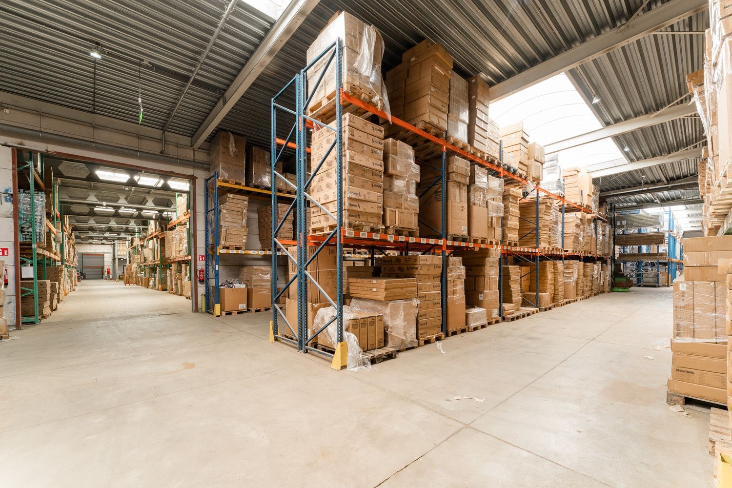 RUIM MULTIFUNTIONEEL BEDRIJFSPAND MET KANTORENCOMPLEX foto 22