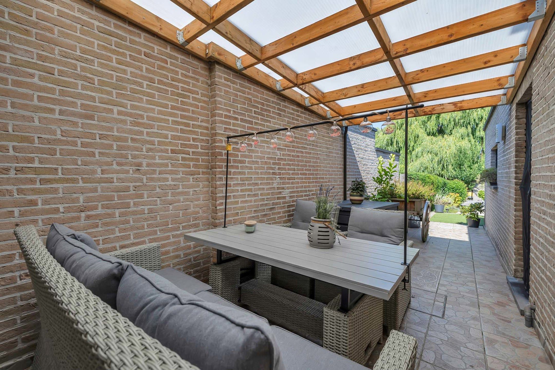Instapklare woning met garage en tuin foto 22