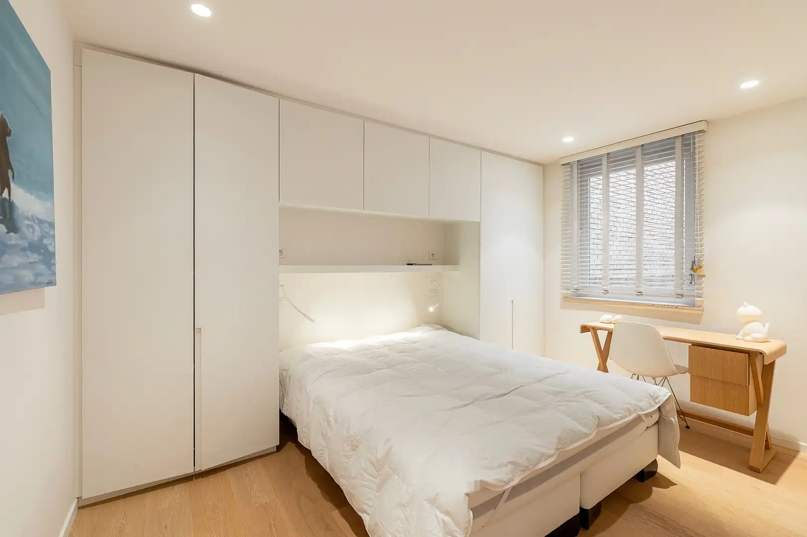 Hedendaags appartement genietend van een open zicht, centraal gelegen op de Kustlaan in het Zoute. foto 15