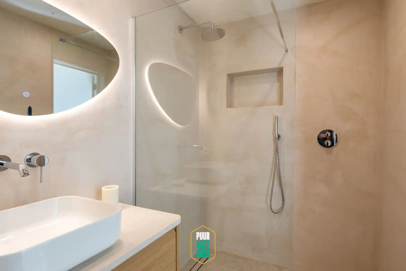 Prachtige, compleet gerenoveerde, zonnige woning met tuin foto 13