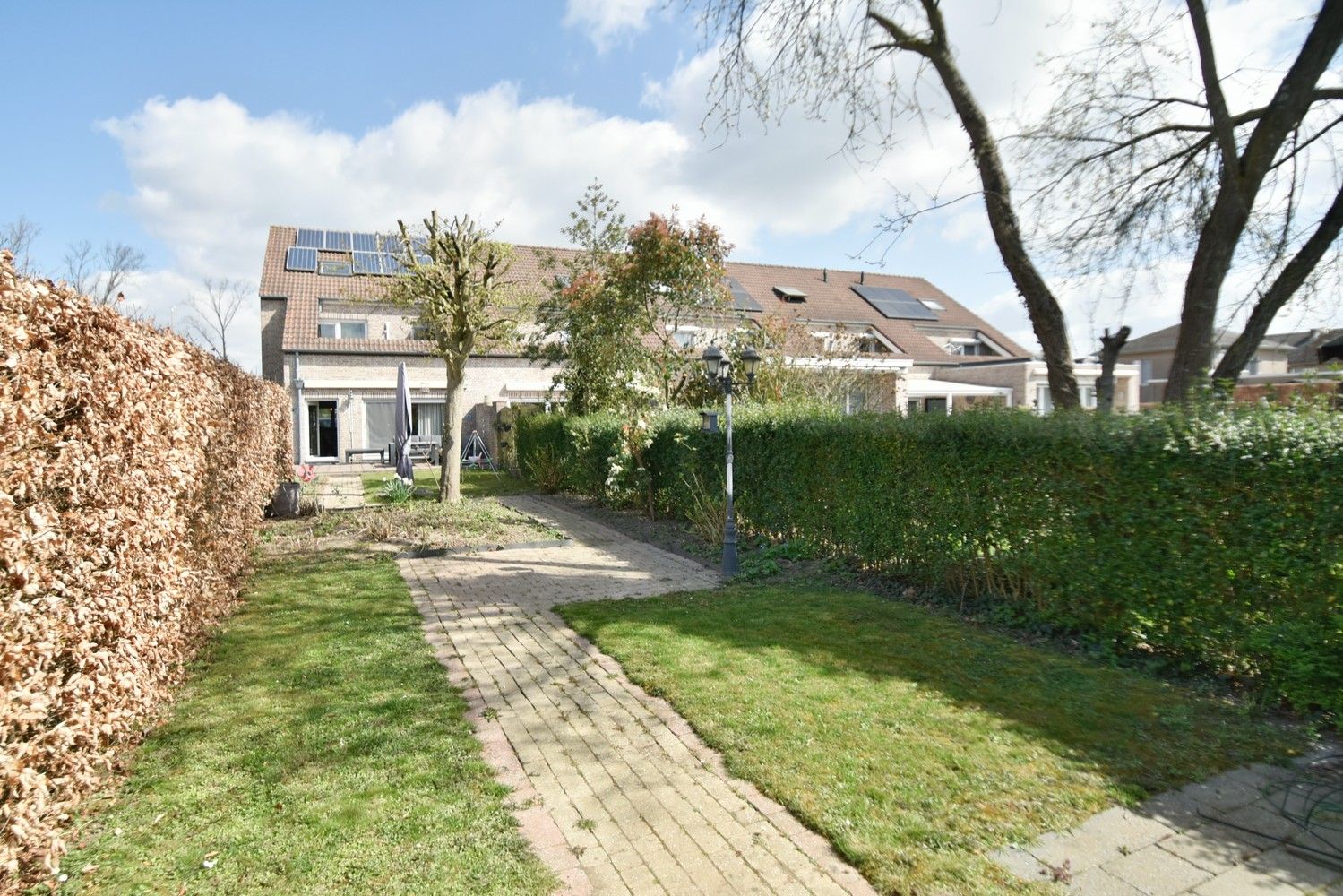 Halfvrijstaande ruime gezinswoning met 5 slaapkamers, zonnepanelen en zonnige stadstuin vlakbij Maastricht foto {{pictureIndex}}