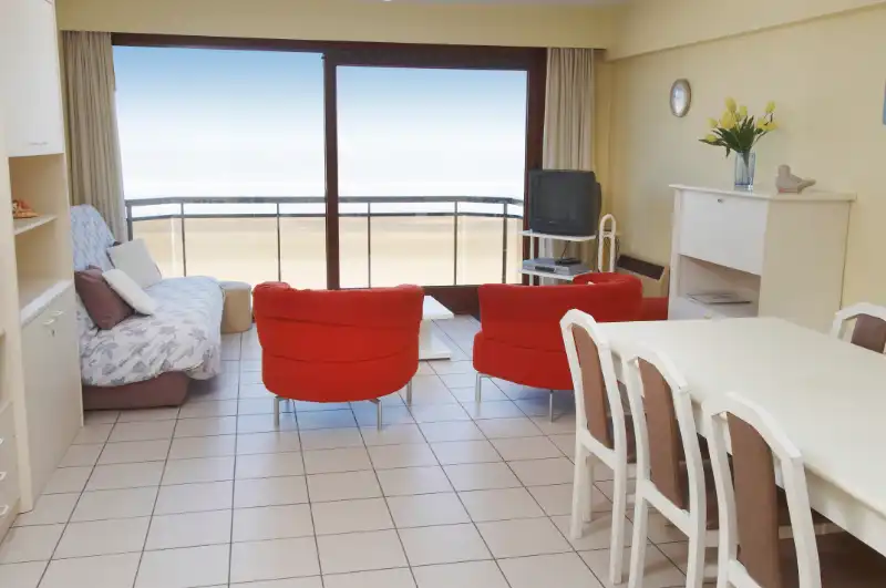 APPARTEMENT MET DRIE SLAAPKAMERS MET FRONTAAL ZEEZICHT GELEGEN TUSSEN DE ESPLANADE EN DE ZEELAAN foto {{pictureIndex}}