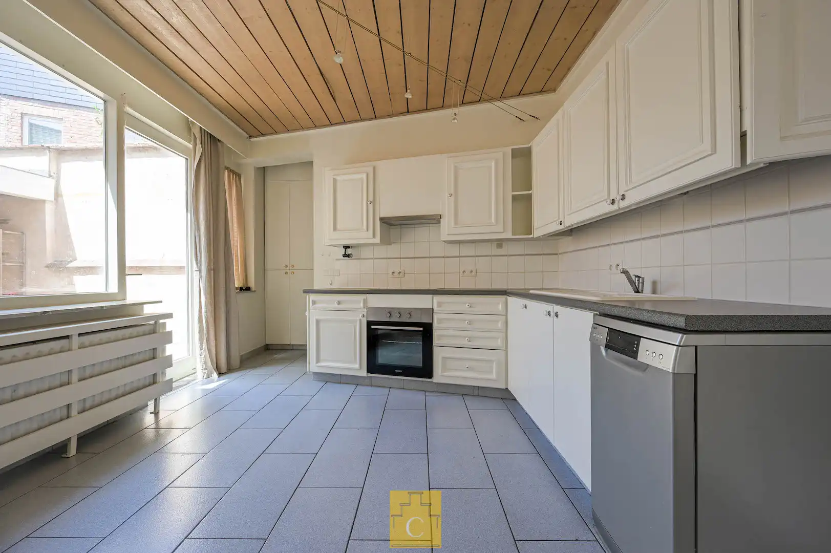 Brugs huis in de schaduw van Jeruzalemkerk, authentieke 16e-17e eeuwse gevel foto 9