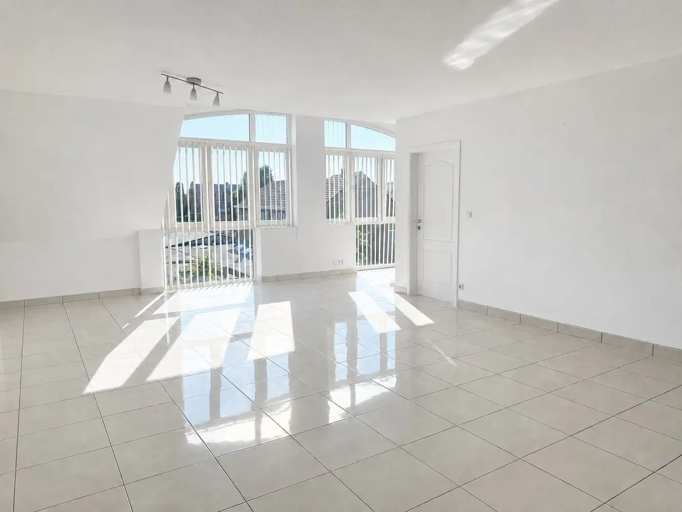 Ruim duplexappartement met twee slaapkamers, terras en garage in Alken foto 3