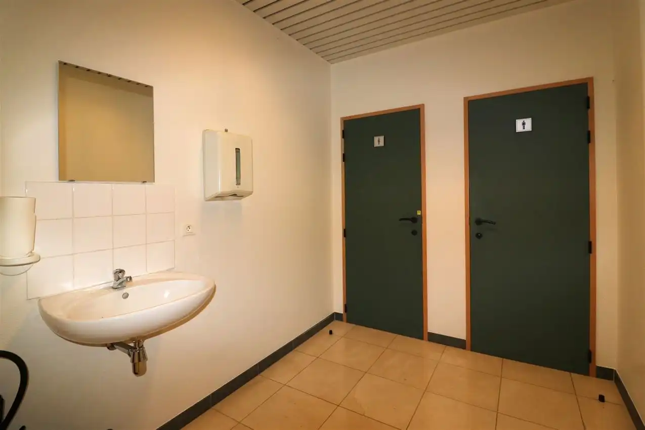 Gunstig gelegen handelszaak met grote zichtbaarheid en parking foto 13