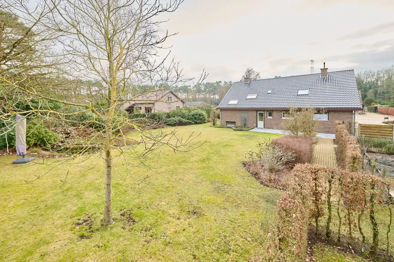 Residentieel en op een uitgestrekt perceel gelegen vernieuwde woning met 3/4 slaapkamers foto 26