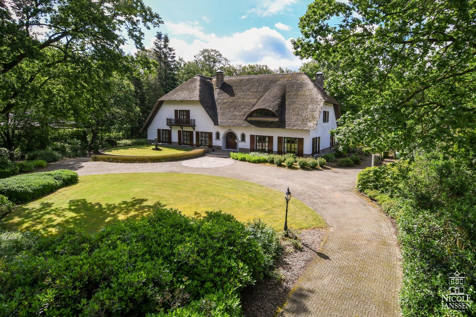 Hoofdfoto van de publicatie: Exclusieve villa met binnenzwembad gelegen op een residentiële locatie