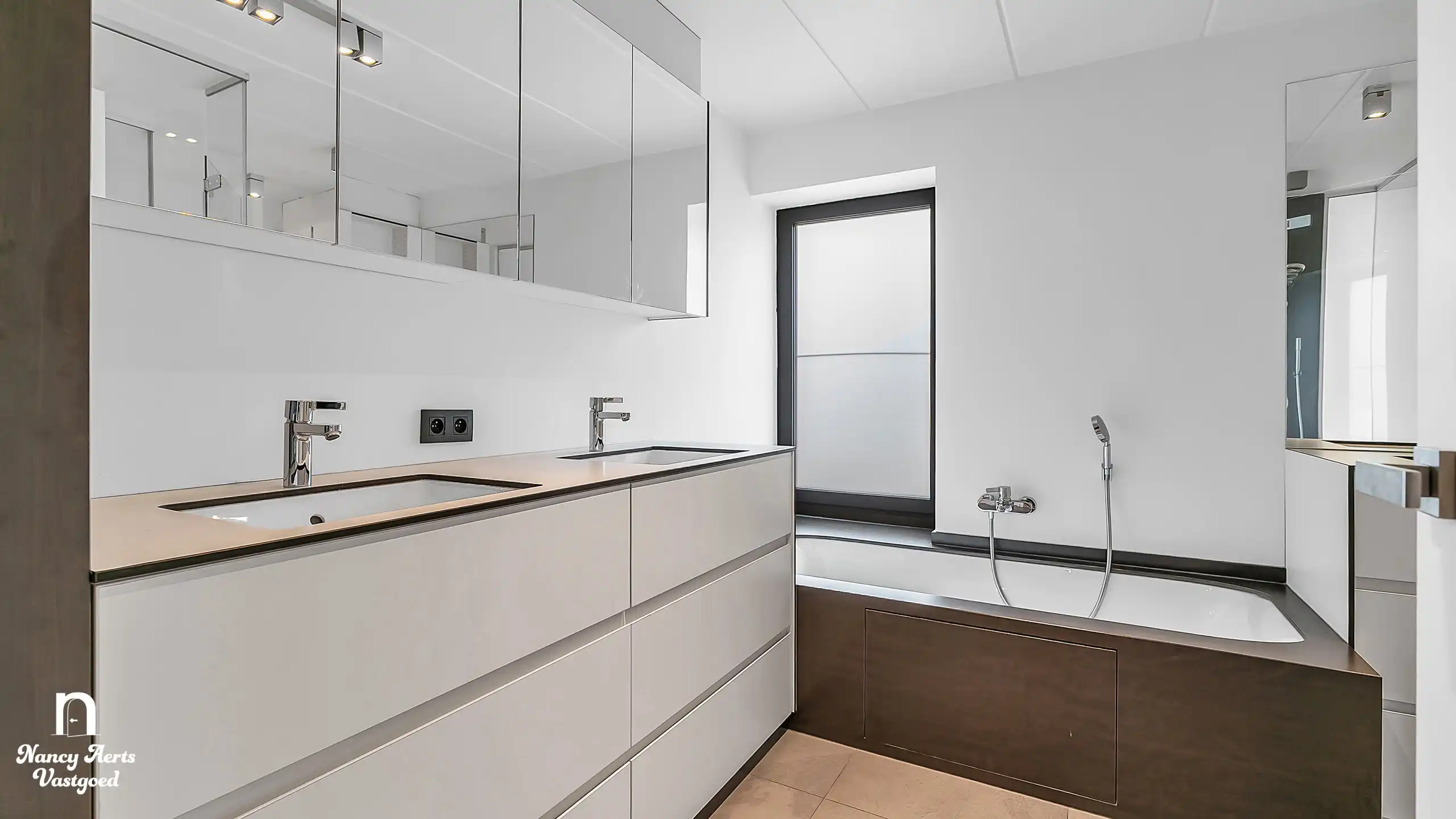 Bemeubelde gezinswoning met vier slaapkamers op 9 are  foto 23