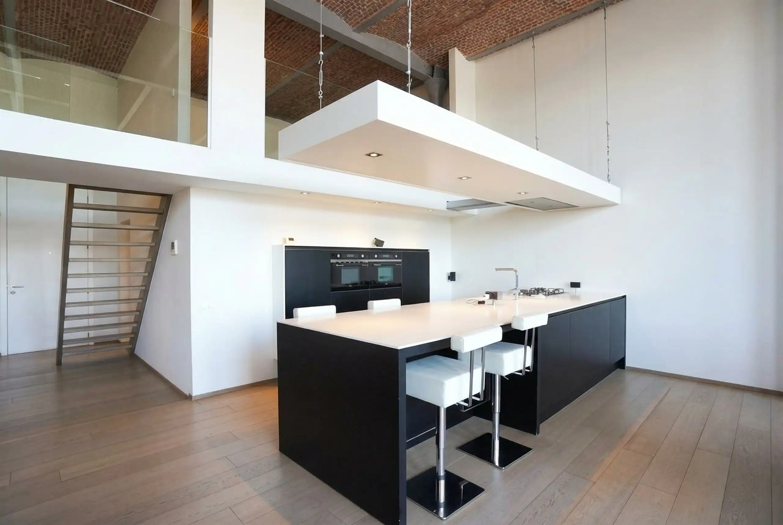 Verrassende, heldere loft met plafondhoogten van 6 m! foto 7