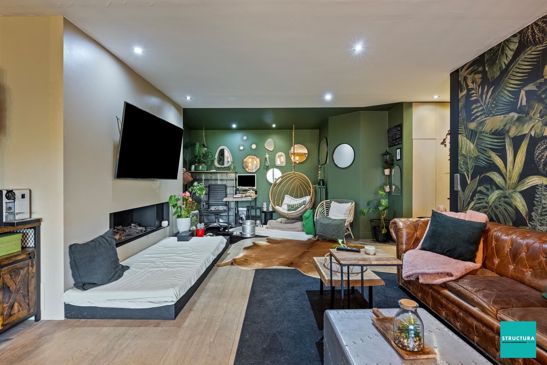 Gelijkvloers appartement met ruime tuin en twee carports foto 3