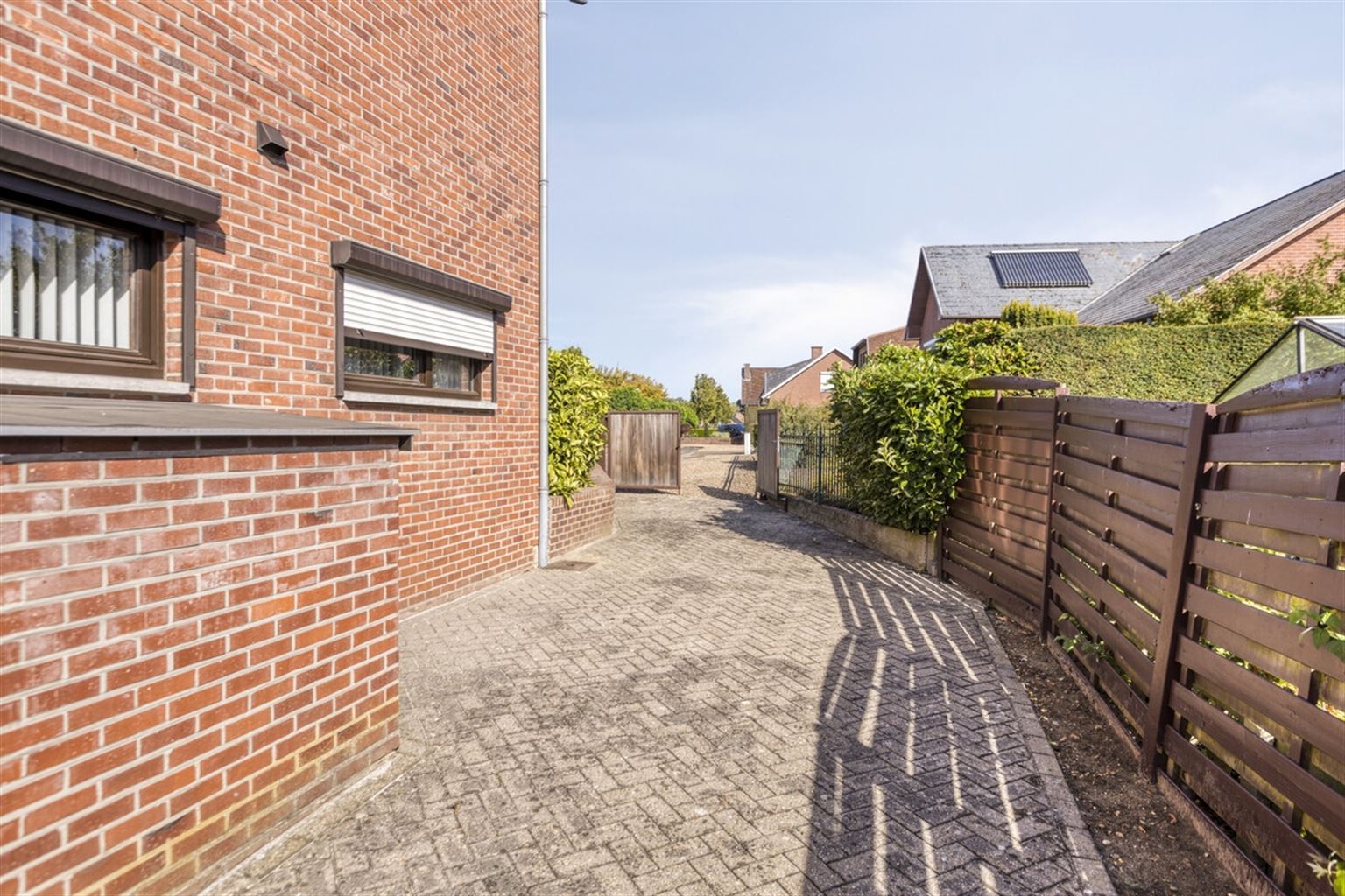 Ruime gezinswoning voorzien van 5 slaapkamers, garage, kelder en tuin nabij het centrum van Neeroeteren. Tevens mogelijkheden voor het uitoefenen van een vrij beroep, praktijkruimte, kapsalon, etc.  foto 30