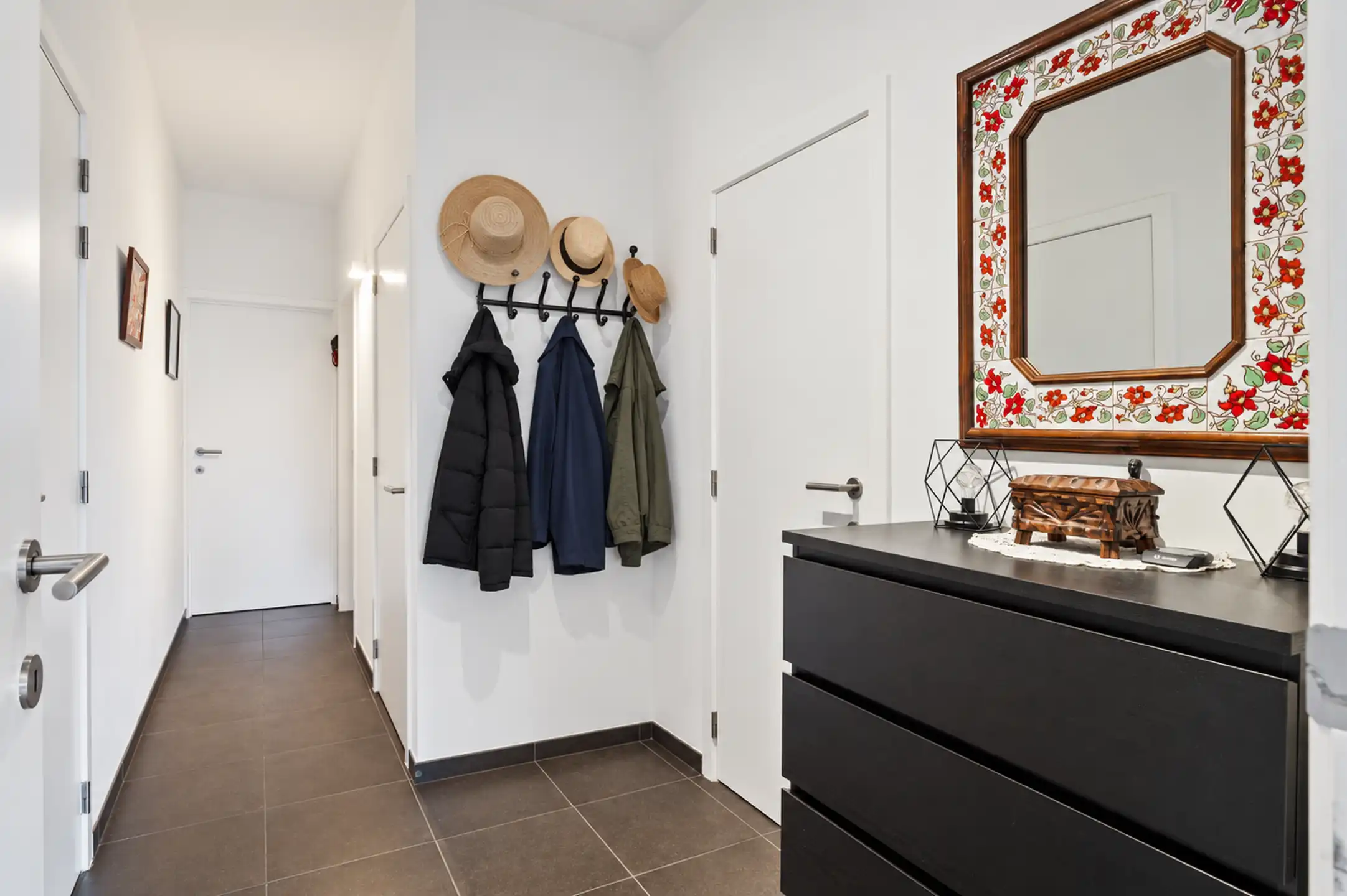 Recent twee-slaapkamer appartement met terras en garage foto 11