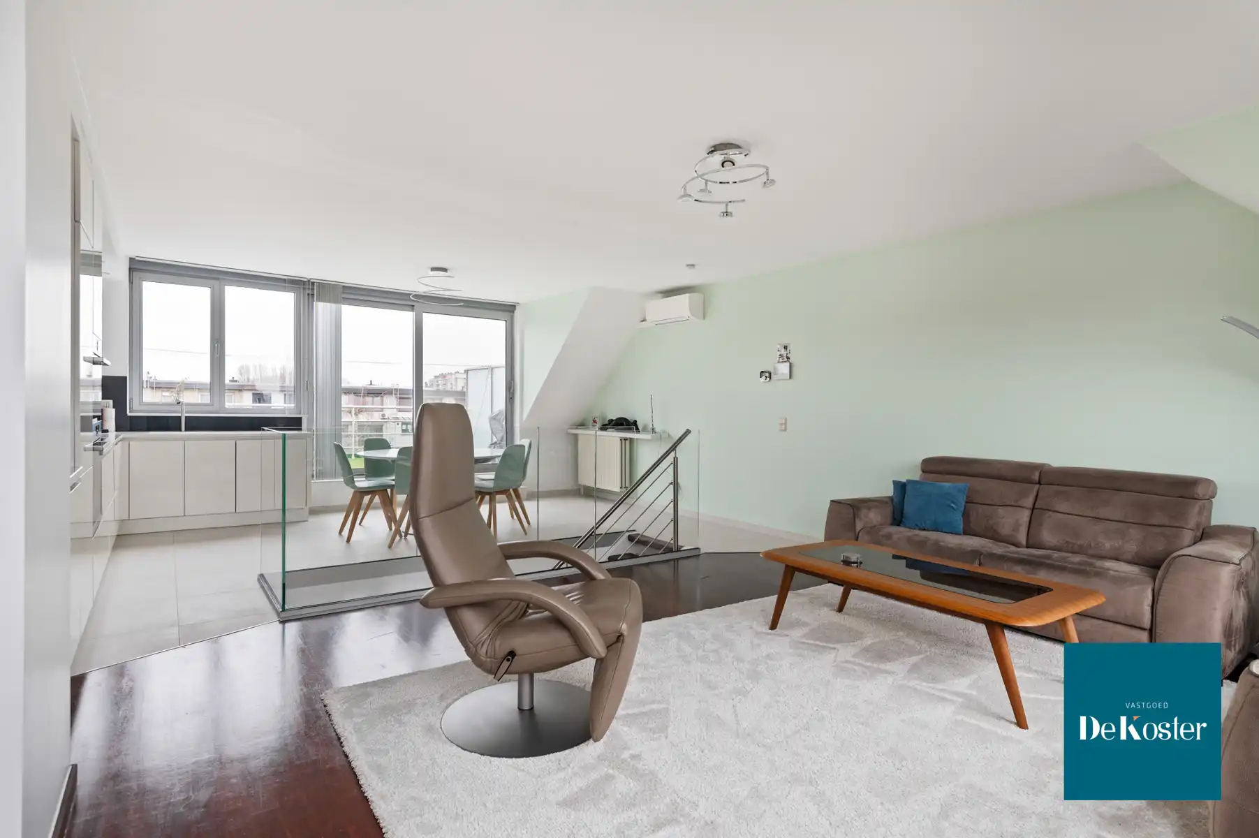 Stijlvol duplexappartement met ruim terras en garage foto 8