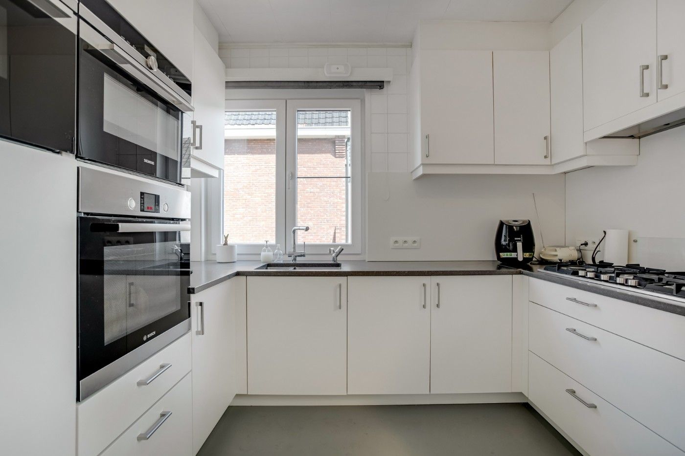 Vrijstaande, charmante woning met 3 grote slpk. en garage op 398 m² foto 11