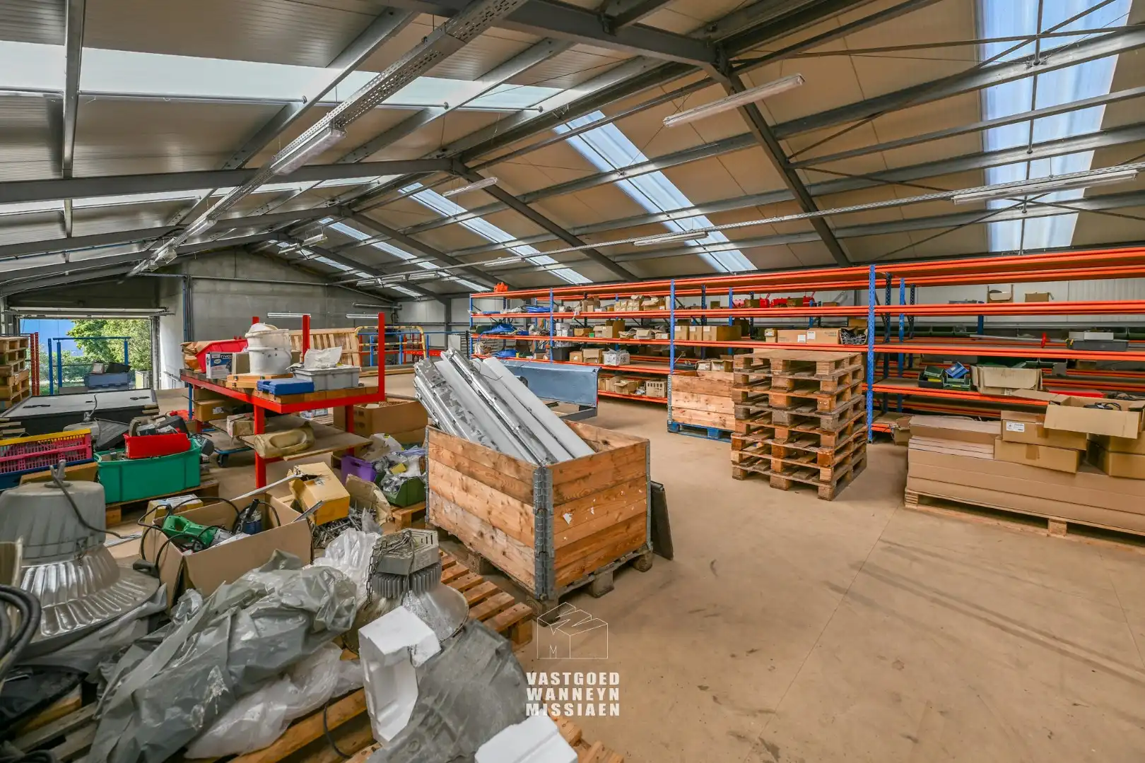 Loods met laadkade, geïntegreerd kantoor en conciërgewoning op 1124 m² foto 7