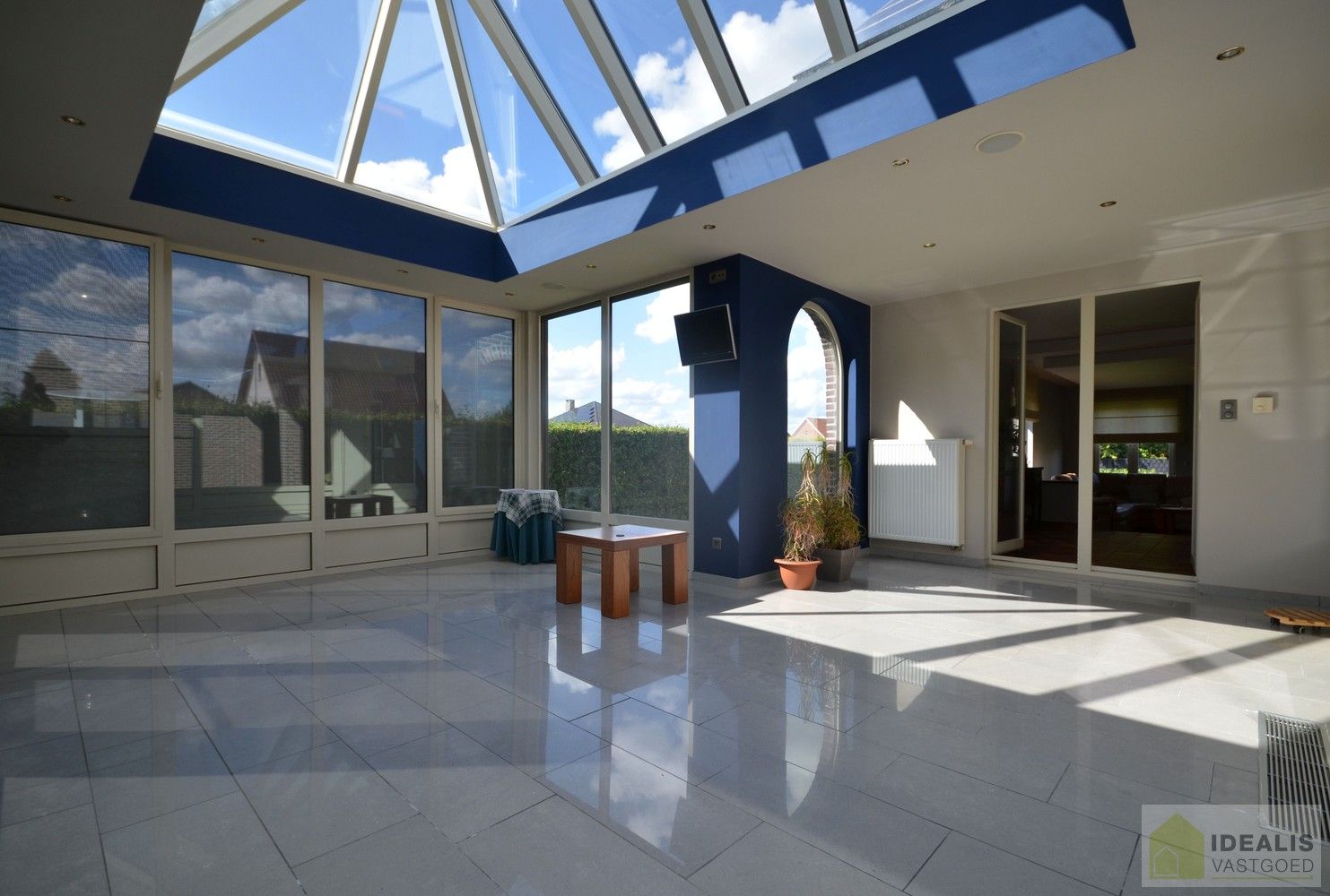 IDEALIS VASTGOED – Charmante, instapklare woning in een groene, rustige omgeving in hartje Hechtel (Hechtel-Eksel) met +-370m² bewoonbare oppervlakte! Deze gezellige woning biedt een aangename leefruimte, maar liefst 5 slaapkamers, 2 badkamers, een praktische indeling én een ruime tuin waar je volop kan genieten van het uitzicht. Het pand bevindt zich op een mooi breed perceel en is ideaal voor wie houdt van rust en privacy, maar toch een vlotte verbinding wenst naar omliggende gemeenten en steden. foto 10