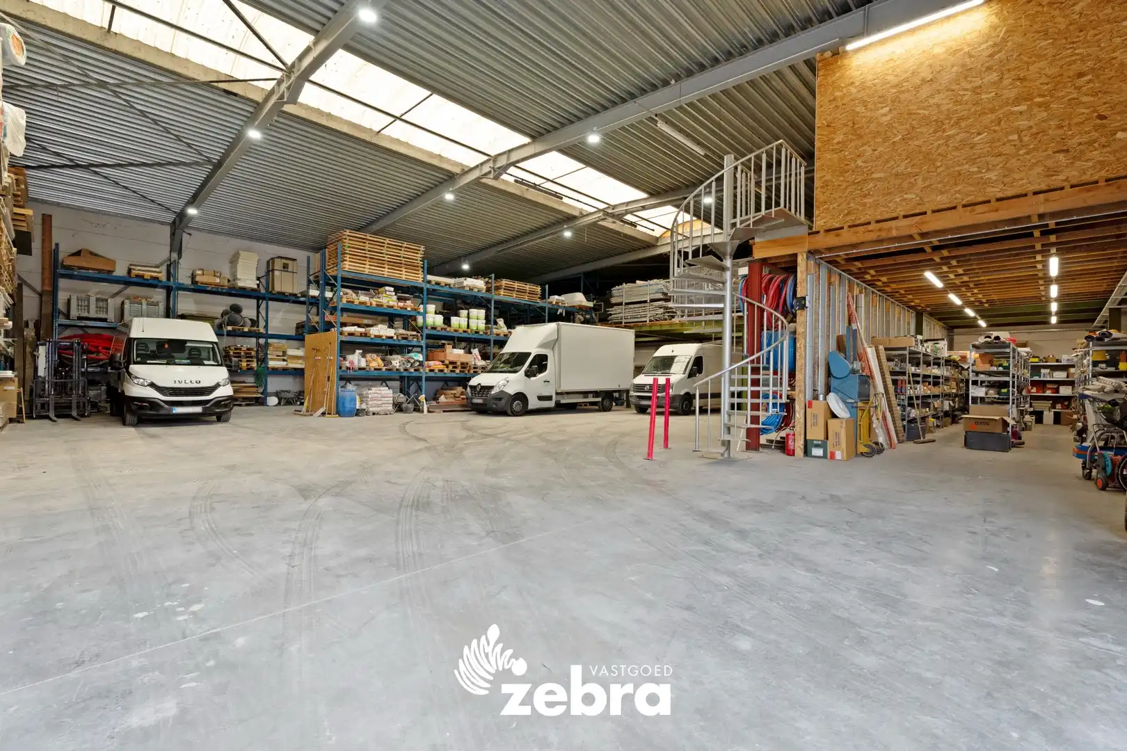 Ruime loods van ± 600 m² met instapklare woning te Oostrozebeke! foto 2