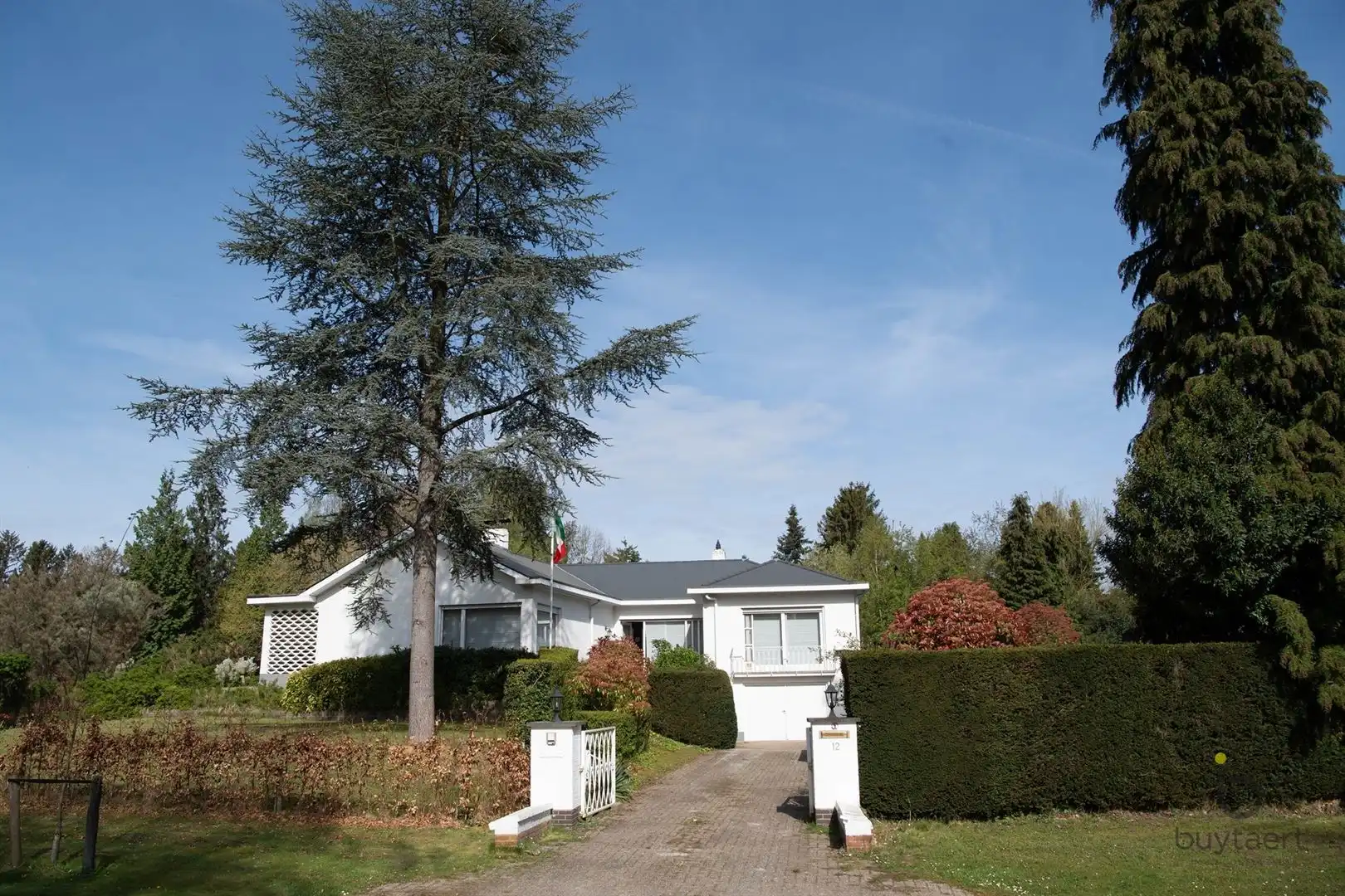 LICHTRIJK WONEN OP DE GRENS VAN SCHILDE EN ZOERSEL: OP TE FRISSEN SPLIT-LEVEL WONING MET TUIN EN ZWEMBAD. foto 2