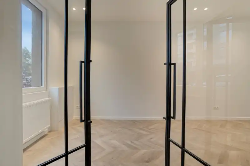 Verscholen achter een charmante groene gevel: prachtig gerenoveerde woning met 3 slaapkamers foto 4
