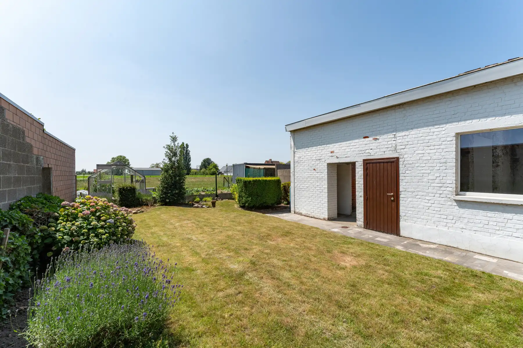 Statige woning met ruime loods foto 21