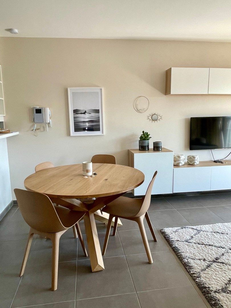 Gemeubelde studio vlak aan zee foto 3