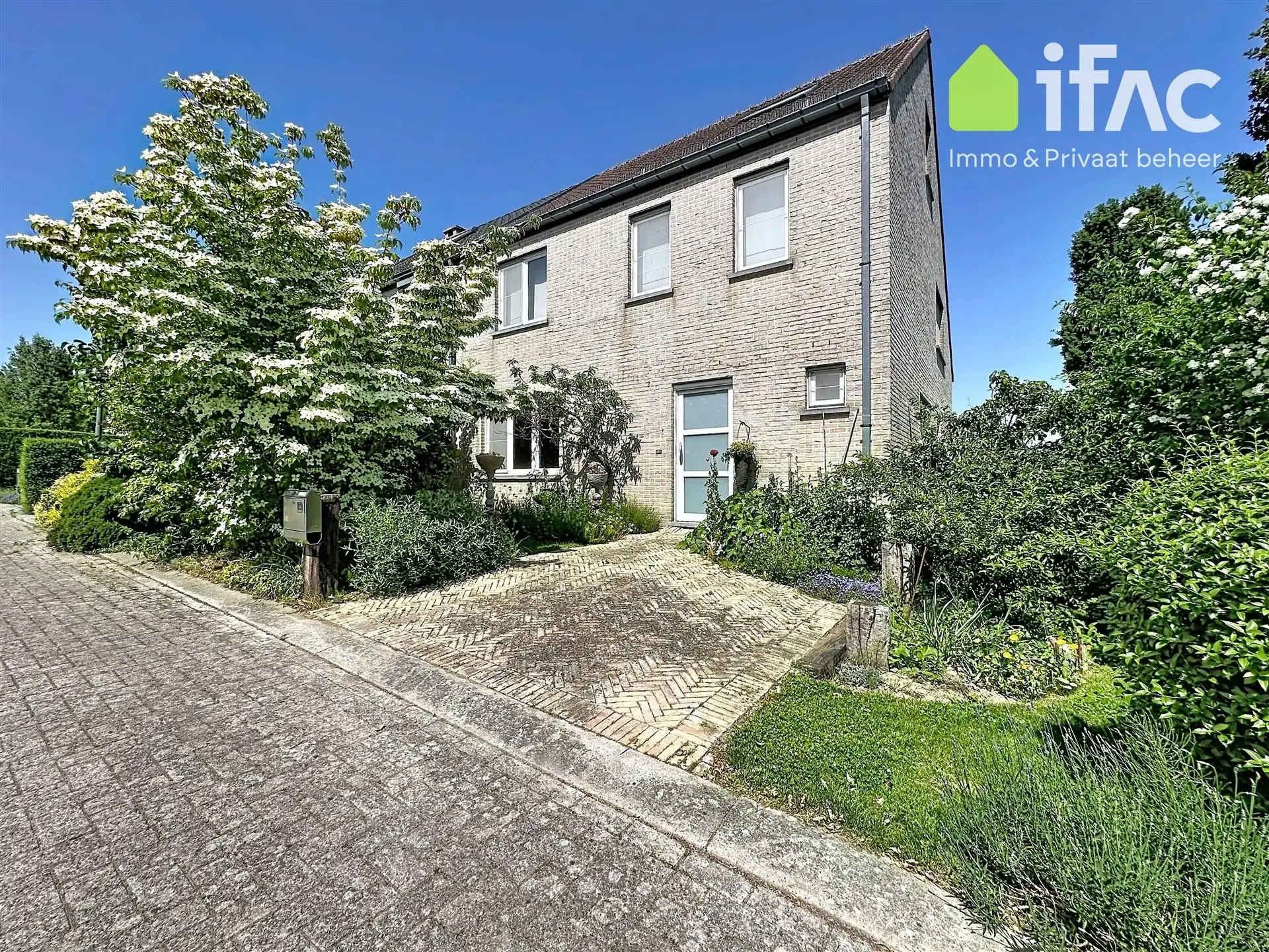 Charmante 3-gevelwoning met rustige ligging foto {{pictureIndex}}