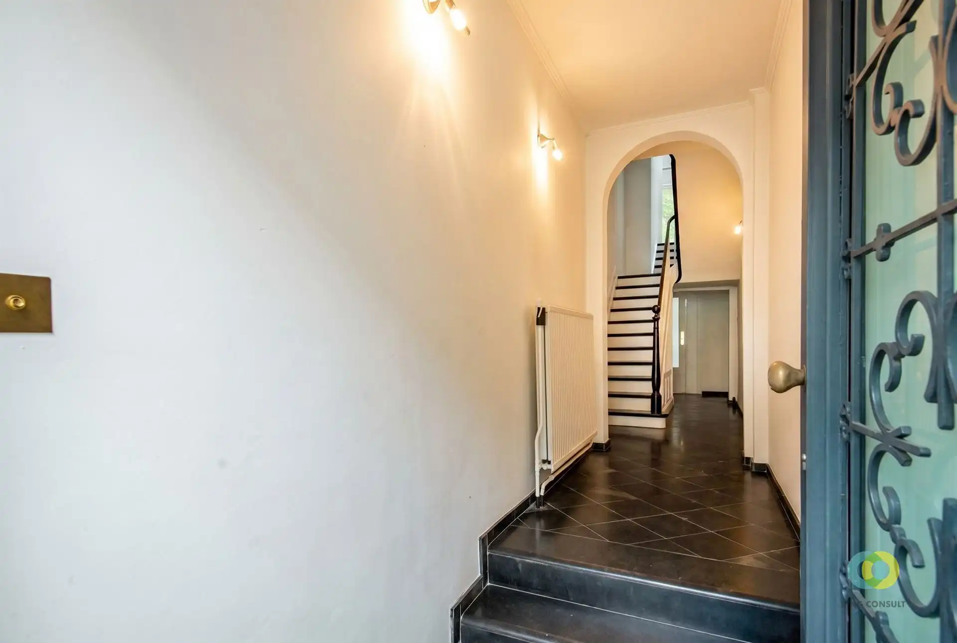 Charmante stadswoning met uitzonderlijk potentieel en diepe tuin foto 2