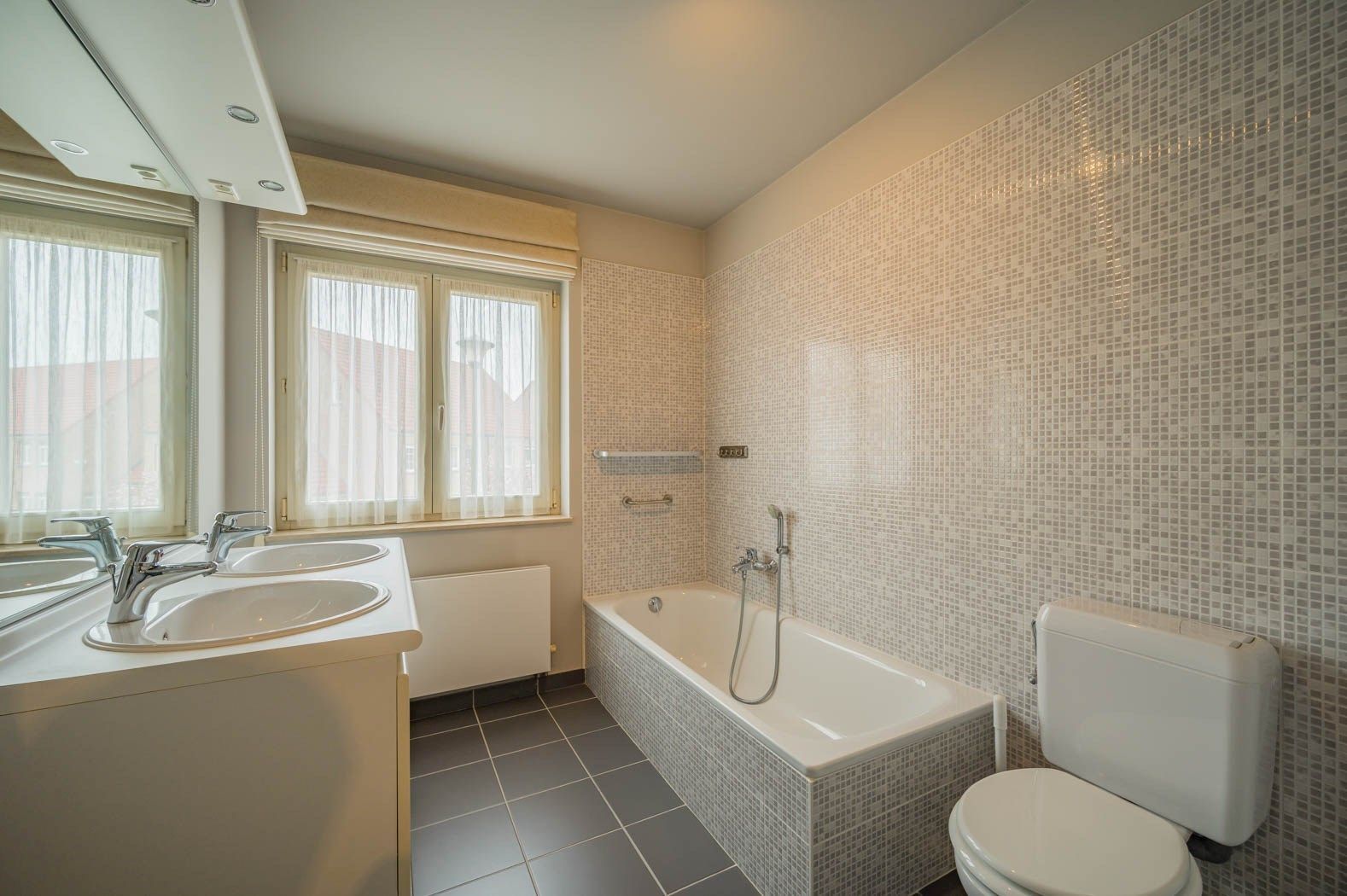 Recente driegevel in uiterst aangename woonwijk. foto 13