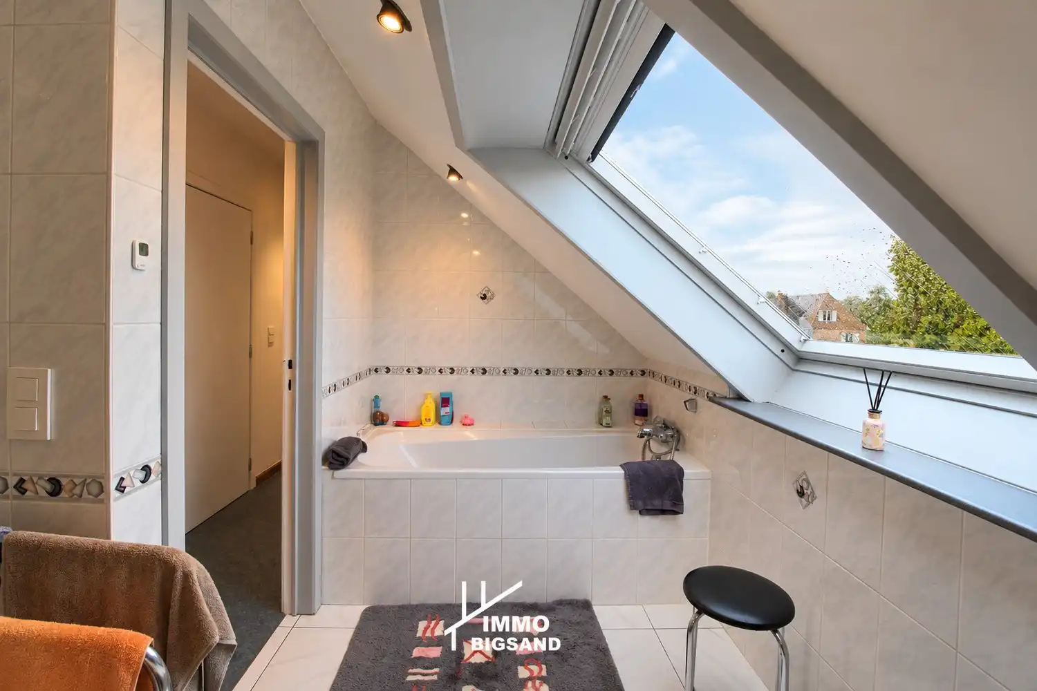 Handelspand met ruime woning, ondergronds magazijn/garage en veel parkeermogelijkheden langs de N32 foto 18