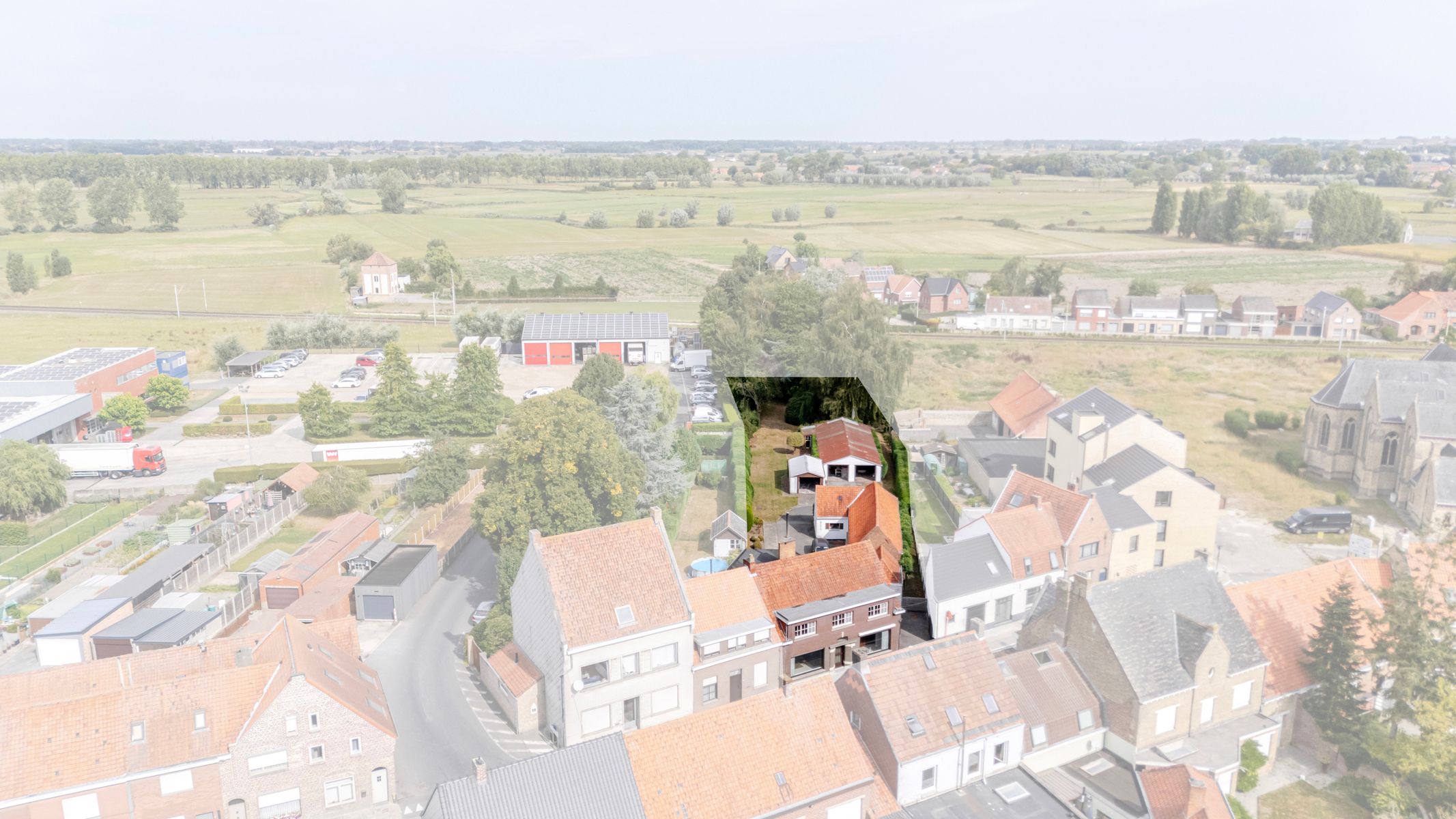 Ruime woning met meerdere bijgebouwen foto 2