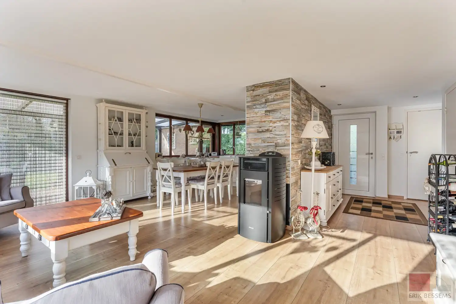 Gelijkvloerse vakantiewoning met een woonoppervlakte van 78 m², gelegen op een ruim perceel van 551 m². foto 4